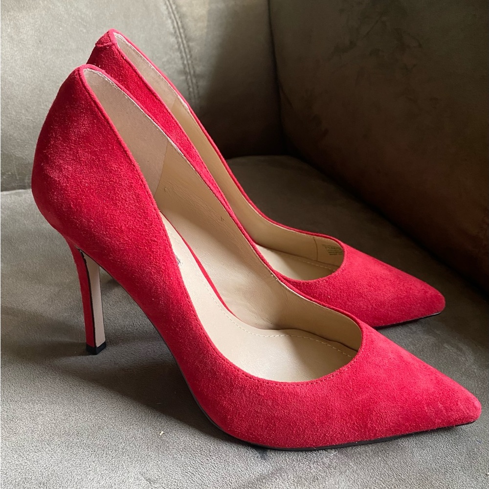 BCBG TREASURE RED SUEDE PUMPS SIZE 7.5